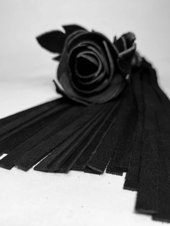 Черная замшевая плеть с лаковой розой в рукояти - 40 см.