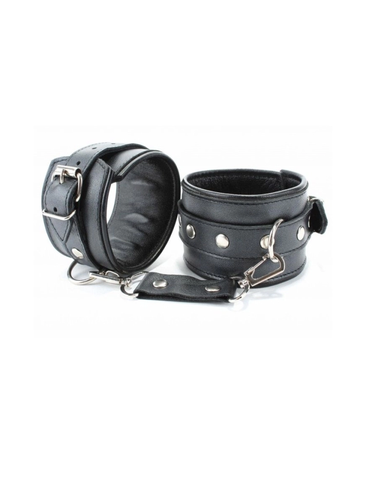 Черные кожаные наручники с металлическими клепками