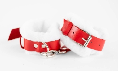 Бело-красные кожаные наручники с нежным мехом